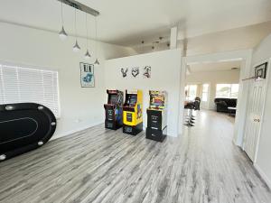 uma sala de estar com três jogos de arcada na parede em Newly Renovated Beautiful Home WOW! em Desert Hot Springs
