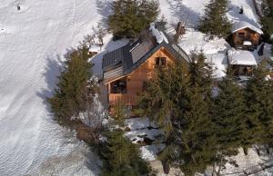 eine Luftansicht eines Hauses im Schnee in der Unterkunft ALMNEST - LACHTAL in Lachtal