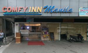 una motocicleta estacionada frente a un mercado companyiniini en RedDoorz at Comfy Inn Ermita Manila en Manila