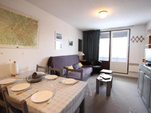 un salon avec une table et un canapé dans l'établissement Appartement 2 pièces + cabine, 6 places, 36m², proche pistes, balcon, exposé Sud-Ouest - FR-1-340-275, à Chamrousse 9 autres photos