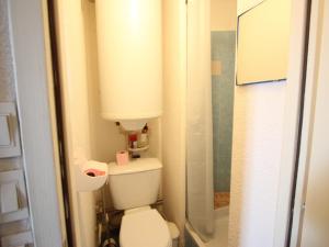 a small bathroom with a toilet and a shower at Appartement Chamrousse, 3 pièces, 6 personnes - FR-1-340-275 in Chamrousse