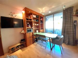 comedor con mesa y TV en Studio Piau-Engaly, 1 pièce, 4 personnes - FR-1-457-331, en Aragnouet