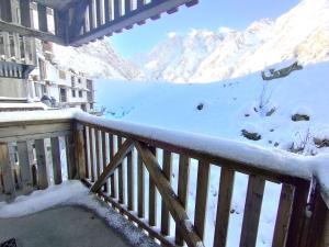 balkon pokryty śniegiem z widokiem na góry w obiekcie Studio Piau-Engaly, 1 pièce, 4 personnes - FR-1-457-331 w mieście Aragnouet