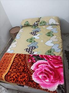 Una cama con flores encima. en Hotel Dharam Mukti Utsav Bhawan (DMUB) en Raxaul