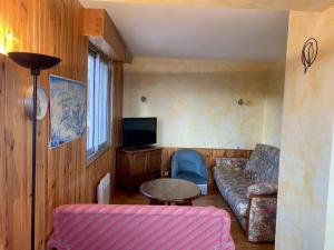 a living room with a couch and a table at Appartement Font-Romeu-Odeillo-Via, 3 pièces, 5 personnes - FR-1-758-18 in Font Romeu Odeillo Via