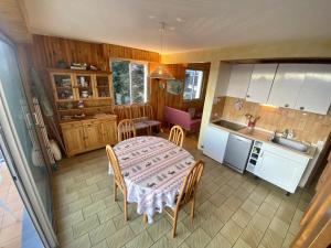 - une cuisine et une salle à manger avec une table et des chaises dans l'établissement Appartement Font-Romeu-Odeillo-Via, 3 pièces, 5 personnes - FR-1-758-18, à Font-Romeu-Odeillo-Via