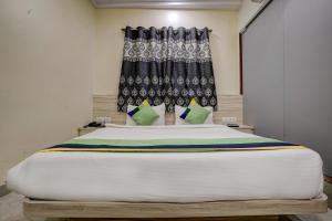 Postel nebo postele na pokoji v ubytování Kiwi International,Hotel,Mumbai