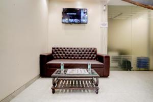 TV a/nebo společenská místnost v ubytování Kiwi International,Hotel,Mumbai