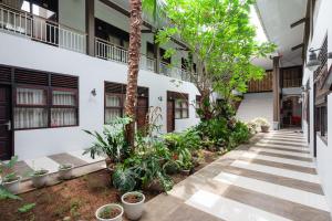 a courtyard of a building with trees and plants at RedDoorz Syariah near Banda Aceh Convention Hall in Lamnyong