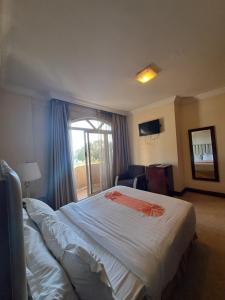 Tempat tidur dalam kamar di Park Lane Addis Hotel