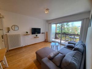 uma sala de estar com um sofá e uma grande janela em Le Duc de Savoie Thonon em Thonon-les-Bains