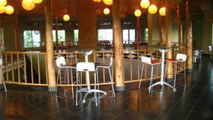 un bar avec des chaises et des tables dans un restaurant dans l'établissement Nyungwe Hill View Hotel, à Rwumba