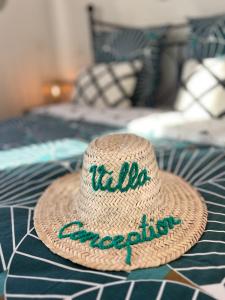 a straw hat sitting on top of a bed at Villa Conception in Le Thoronet