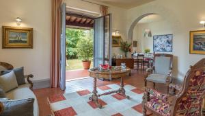 a living room with a couch and a table at VILLA IL CEDRO 10&1, Emma Villas in Sarteano