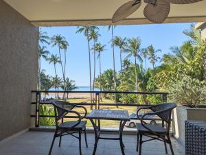 a table and chairs on a balcony with a view of the beach at Seaview Apartment in Siam Royal View in Ban Khlong Son