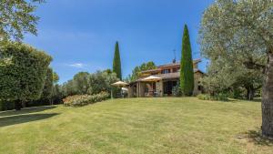 a house with a large yard in front of it at VILLA IL CEDRO 10&1, Emma Villas in Sarteano
