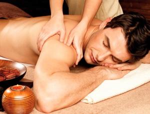Un uomo che si fa fare un massaggio su un asciugamano di Gîtes d'Olbiche ad Avranches