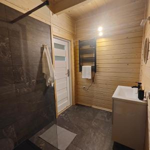 un baño con ducha y lavabo en beskid.house1, en Spytkowice 5 fotos más