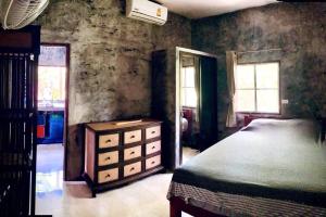 Postel nebo postele na pokoji v ubytování Jungle Villas Wat Pho