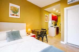 1 dormitorio con 1 cama y cocina con mesa en Modern Suite w King Bed 20 min to Hagia Sophia en Estambul