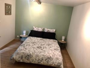 1 dormitorio con 1 cama con 2 mesitas de noche en Logement de plain-pied avec jardin, terrasse, en Gurgy