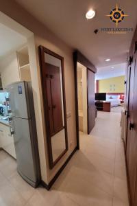 einen Flur mit Kühlschrank in einem Zimmer in der Unterkunft West Lake 254D Hotel & Residence in Hanoi