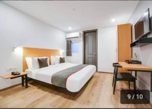 een hotelkamer met een groot bed en een bureau bij Hotel Chaitanya Stay in New Delhi