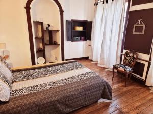 um quarto com uma cama e uma cadeira em Prestigieuse Résidence : N° 1 (2 chambres spacieuses) em Bellac