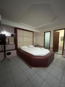 1 dormitorio con 1 cama y TV en Motel Las Vegas - Colatina en Collatina