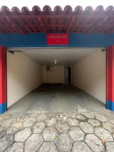 un garage vide avec un panneau rouge sur le mur dans l'établissement Motel Las Vegas - Colatina, à Colatina