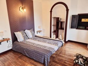 uma sala de estar com um sofá e um arco em Prestigieuse Résidence : N° 1 (2 chambres spacieuses) em Bellac