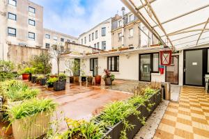 an empty courtyard with plants and a basketball hoop at Hôtel Astoria in Nantes