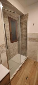 una ducha con puerta de cristal en una habitación en Affittacamere Le Vele, en Génova
