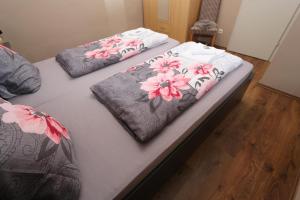 a couple of beds with towels on top of them at Ferienhaus Moselgasse in Zell an der Mosel