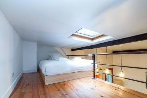 Tempat tidur dalam kamar di Appartement proche Nation