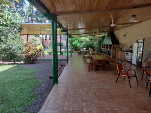 un pabellón al aire libre con mesa y sillas y un asterisco en Hotel Brisas de Garupa en Garupá