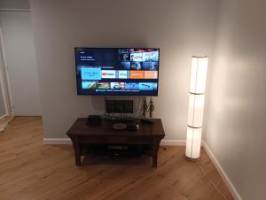 a living room with a tv and a coffee table at Appartement Cosy Plein Centre Ville in Meulan