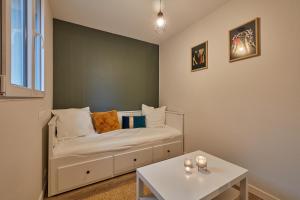 a small bedroom with a bed and a table at Le Jayan - Charmant studio à Agen in Agen