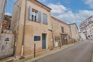 an old brick building on the side of a street at Le Jayan - Charmant studio à Agen in Agen
