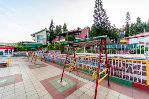 un parque infantil con columpios en Treebo Trend Raval Resort, en Panchgani