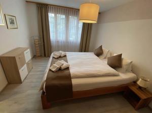 1 dormitorio con 1 cama grande y toallas. en Chalet Pfingsteggblick en Grindelwald