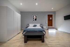 - une chambre avec un lit et une télévision dans l'établissement Casa Nicola dietro l'Arena, à Vérone