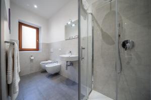 La salle de bains est pourvue d'une douche, d'un lavabo et de toilettes. dans l'établissement Casa Nicola dietro l'Arena, à Vérone