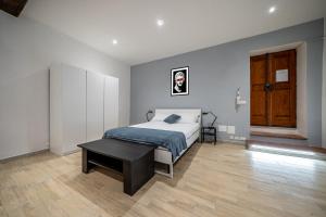 - une chambre avec un lit et une table dans l'établissement Casa Nicola dietro l'Arena, à Vérone