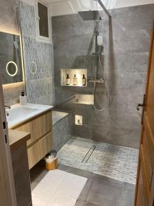 La salle de bains est pourvue d'une douche et d'un lavabo. dans l'établissement Charmant T3 en résidence privée, à Marseille