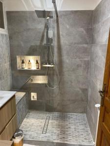 La salle de bains est pourvue d'une douche et de carrelage. dans l'établissement Charmant T3 en résidence privée, à Marseille