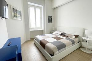 ein Schlafzimmer mit einem großen Bett und einem Fenster in der Unterkunft Charlotte House City Center in Mailand