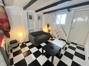 a living room with a couch and a checkered floor at Nice apartment at street level 20 min from SOL-Piern in Madrid