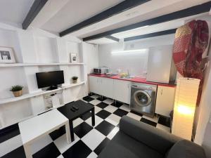 a living room with a checkered floor at Nice apartment at street level 20 min from SOL-Piern in Madrid