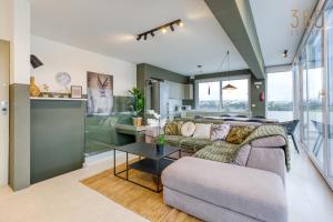 A seating area at LUX Duplex Penthouse w/ Expansive Rooftop Terrace by 360 Estates